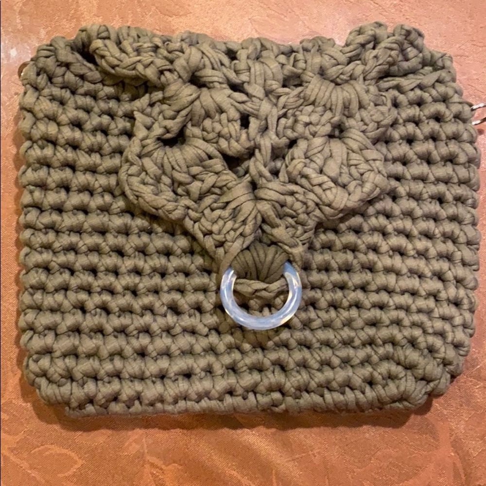 Strapless green knit clutch